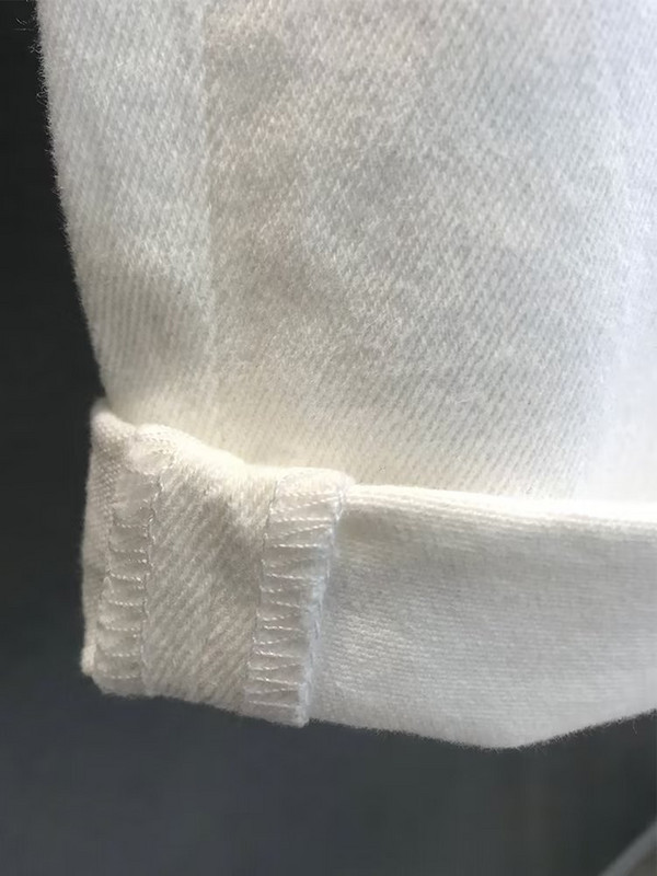 Nyári férfi farmer rövidnadrág lyukakkal, egyenes fehér rövidnadrág