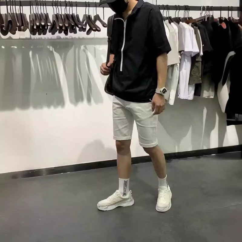 Nyári férfi farmer rövidnadrág lyukakkal, egyenes fehér rövidnadrág