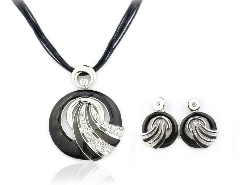 Europski i američki set nakita Drip Oil Retro pretjerana ogrlica i set naušnica