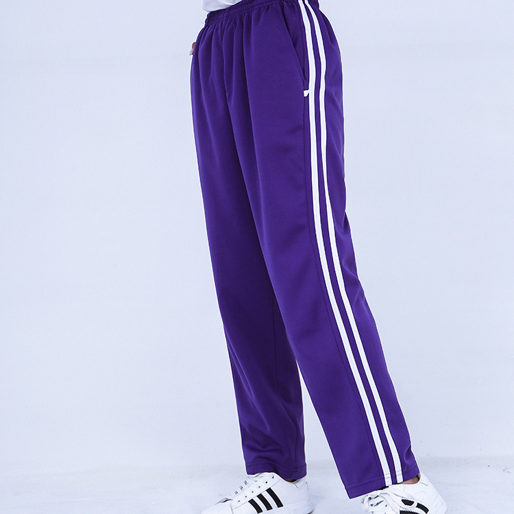 Lila fehér szegély férfi és női középiskolai és középiskolai általános iskolai sport és szabadidő széles szárú nadrágok párhuzamos fehér csíkos iskolai egyenruha nadrágok