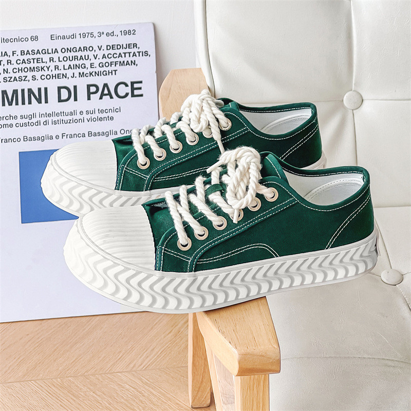 Egy pár vászoncipő férfi nyár 2024 nagylábujj kekszcipő Diákdivat alkalmi sokoldalú réscipő nagykereskedés