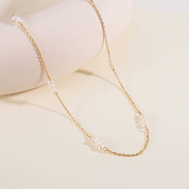 ins Európai és amerikai divat temperamentum 18K arany rozsdamentes acél nyaklánc népszerű női kis édesvízi gyöngy nyaklánc kézzel készített lánc