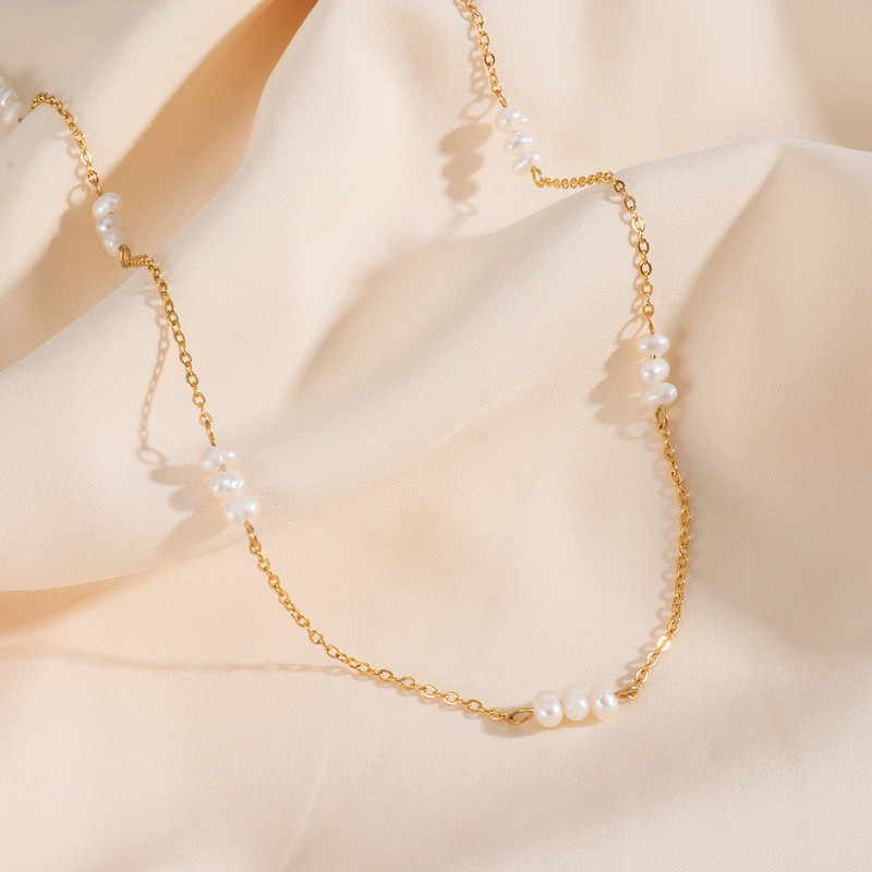 ins Európai és amerikai divat temperamentum 18K arany rozsdamentes acél nyaklánc népszerű női kis édesvízi gyöngy nyaklánc kézzel készített lánc