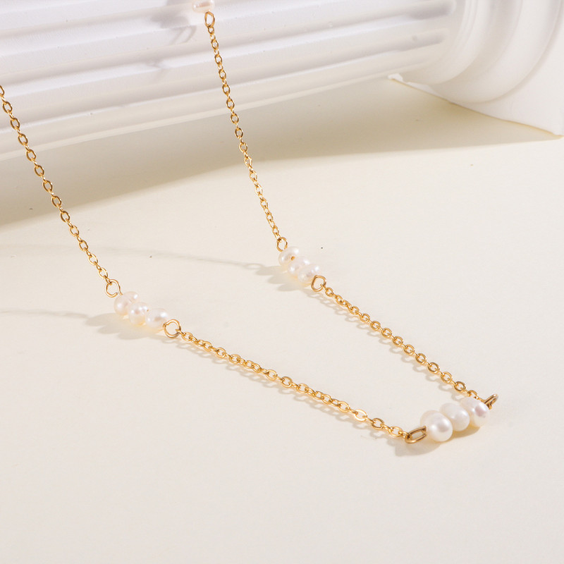 ins Európai és amerikai divat temperamentum 18K arany rozsdamentes acél nyaklánc népszerű női kis édesvízi gyöngy nyaklánc kézzel készített lánc