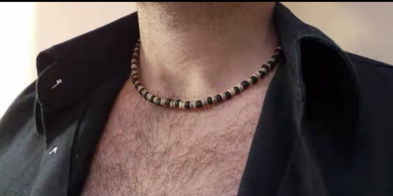 Europoje ir Amerikoje populiaraus dizaino vasaros paplūdimio bohemiškas vyriškas banglenčių karoliai paprastas gentinis natūralus kokoso kevalas