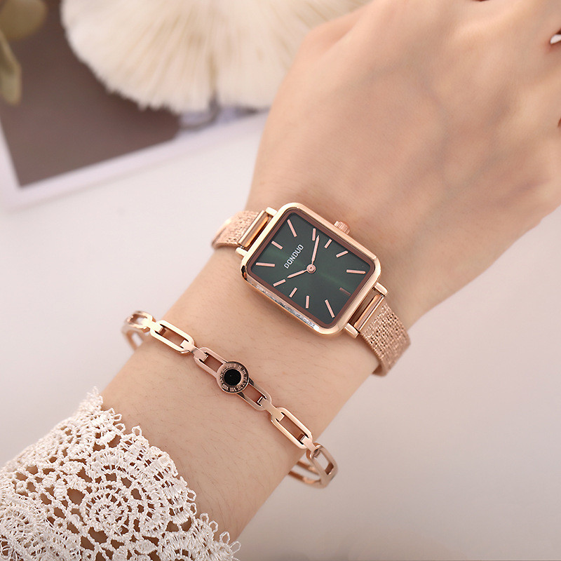 „Douyin“ naujas kvadratinis mažas žalias laikrodis moteriškas, lengvas prabangus retro stiliaus, paprasto metalinio dirželio vandeniui atsparus kvarcinis laikrodis