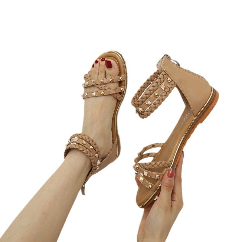 Sandale outdoor pentru femei 2024 stil nou universal stil fabulos plat vara dame moda nituri pantofi romani 