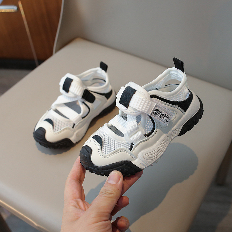 2024. aasta uued suvised kokkupõrkevastased õõnsad hingavad spordisandaalid tüdrukutele väikelastele ja väikelastele ülikerged võrkkingad takjapaelaga