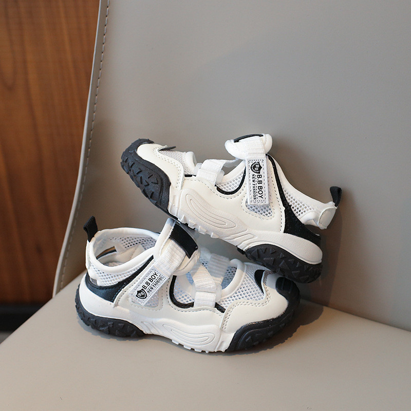 2024. aasta uued suvised kokkupõrkevastased õõnsad hingavad spordisandaalid tüdrukutele väikelastele ja väikelastele ülikerged võrkkingad takjapaelaga