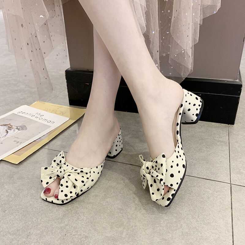 Hongkongi stiil 2022 uus suvine naiste keskmise kontsaga täppidega sussid Paks kontsapael Ühesõnaga ülerõivad Paindlikud sandaalid