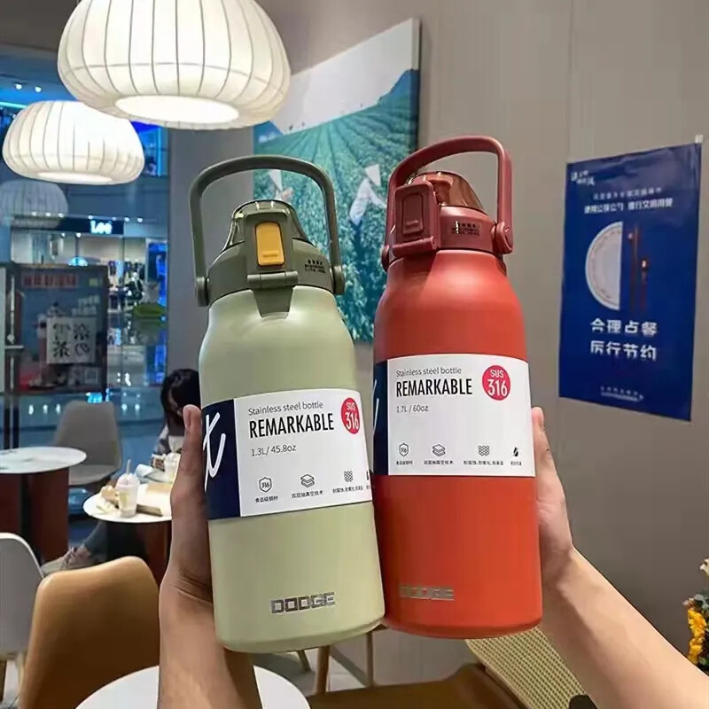 Suure mahutavusega trumli termopudel koos õlgedest roostevabast terasest termoveepudeliga külma ja kuuma termostopsi vaakumkolb jõusaal