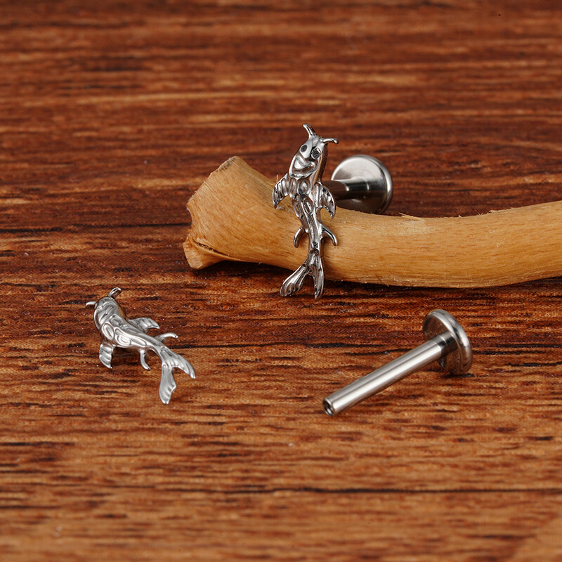 Right Grand ASTM F136 Titanium Koi Riblja hrskavica Naušnica Tiny Tragus Stud Helix Conch Flatback Piercing 16G Nakit za životinjsko tijelo