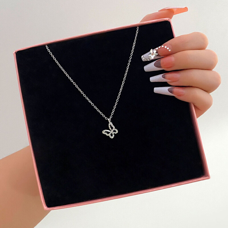 Lanț de claviculă cu pandantiv cu fluture cu diamante retro, transfrontalieră europeană și americană, lanț personalizat creativ, colier cu trei straturi stivuit