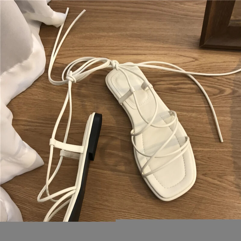 Naiste sandaalid, suvine uus 2024 rannamood Seksikas lame vabaaja ristlips, lahtise varbaga, haldjastiilis kitsa ribaga kingad, mustad Rooma sandaalid