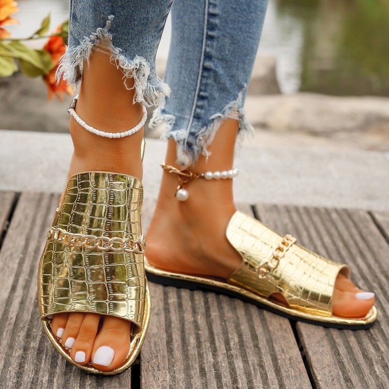 Didelis dydis 36-43 Vasaros auksinės metalinės grandinėlės šlepetės moteriškos plokščios prabangios lauko paplūdimio šlepetės Moteriškos basutės Trend Slides Batai