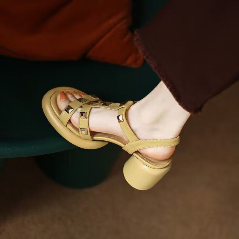 Personality Rivet Sandaalid Naiste kingad 2024 Summer Trend Kõrged kontsad Moodne platvorm Paks konts Mugav pandlaga rannajalatsid