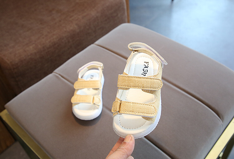 Laste säravad heledad kingad Väikesed lapsed helendavad heledad sandaalid Väikeste tüdrukute LED valgustusega kingad Laste helendavad rannasandaalid