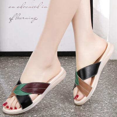 Lapų pleistras iš mikropluošto moteriškos basutės laisvalaikio atvirais pirštais spalvingos moteriškos šlepetės kryžminio dirželio moteriškos šlepetės kulno aukštis 2,5 cm