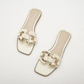 2024 Νέες φλατ καλοκαιρινές παντόφλες Γυναικείες φορούν μεταλλικά διακοσμημένες σαγιονάρες Flat γυναικεία παπούτσια