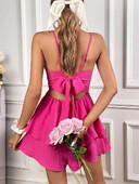 Naiste suvemood kootud traksid pärast vibu kaunistatud õõnes ühevärviline kleit