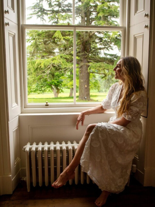 Naiste trükitud üherealine valge kleit Moodne V-kaelusega lühikeste varrukatega 2024. aasta plisseeritud kleidid, uued kõrged tänavarõivad Vestidos