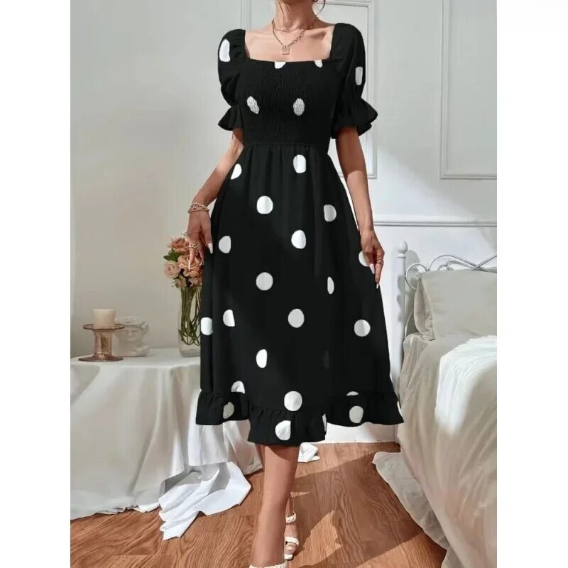 Saldūs moteriški drabužiai, taškeliai liekninanti suknele su raukšlėmis trumpomis rankovėmis