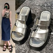 Suvised naiste sussid ümmarguse varbaga platvormkingad naistele avatud varbaga kiilud, slaidid välistingimustes, kõrge kontsaga kausaalsete susside peal