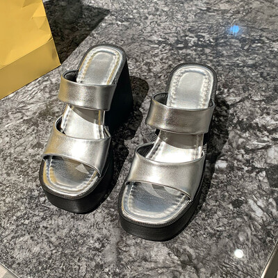 Suvised naiste sussid ümmarguse varbaga platvormkingad naistele avatud varbaga kiilud, slaidid välistingimustes, kõrge kontsaga kausaalsete susside peal