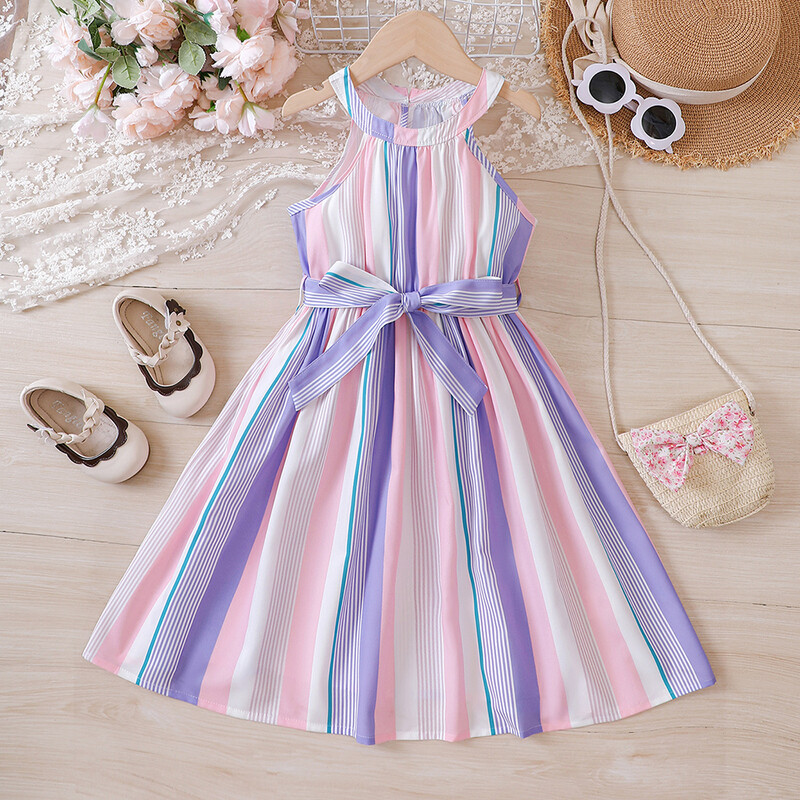 Magusad ja romantilised lillelised seelikud tüdrukute suveks, pastoraalsed lillelised päitsed ja kuurordistiilis värviline triibuline kleit