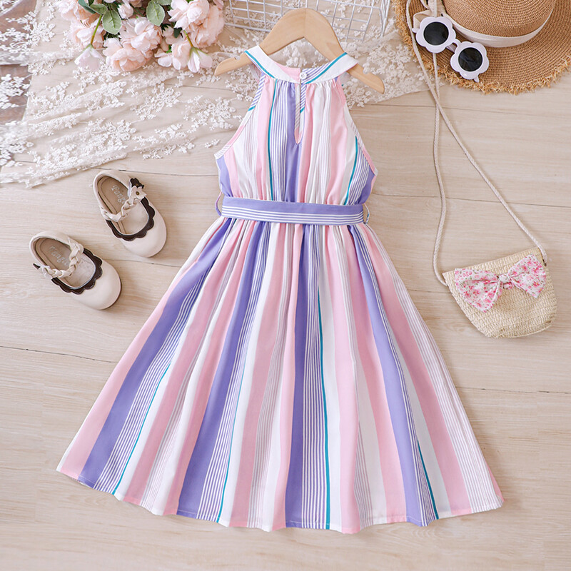 Magusad ja romantilised lillelised seelikud tüdrukute suveks, pastoraalsed lillelised päitsed ja kuurordistiilis värviline triibuline kleit