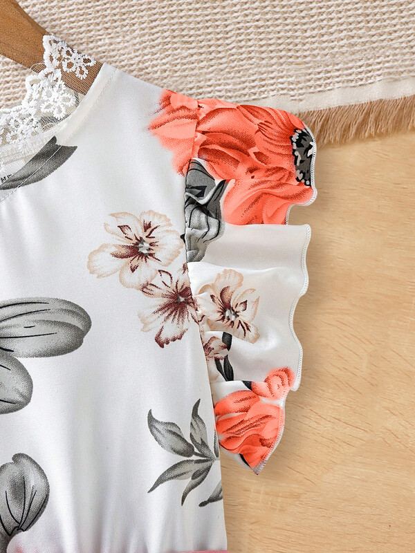 Tüdrukute võluv lilleline volangkleit – õrn kaelus, lehvivad varrukad, suvine elegantne riietus stiilseteks seiklusteks