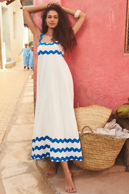 2024 m. nauja aukščiausios klasės elegantiška A formos suknelė su smulkiu susmulkintu gėlių bangavimo dirželiu