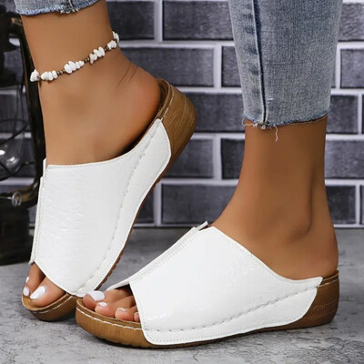 2024. aasta uued naiste platvormsussid, suures suuruses kuldsed PU-nahast rooma sandaalid, naiste kerged libisemiskindlad rannaslaidid