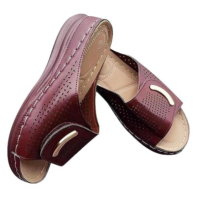 Ortopēdiskās vasaras sieviešu čības, kas ir iedobtas, skatoties uz pirksta pirkstu