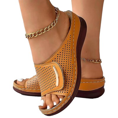 Ortopēdiskās vasaras sieviešu čības, kas ir iedobtas, skatoties uz pirksta pirkstu