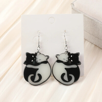 1paar naiste rippuvad kõrvarõngad loominguline akrüülvärviga helendav pimedas kallistus kasside ehted tüdrukule sünnipäevaks sünnipäevakingitus