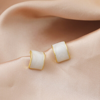 Uued Korea saabuvad metallist trendikad värsked armsad magusad hallide lehtedega kõrvarõngad naistele 2023. aasta moeehted