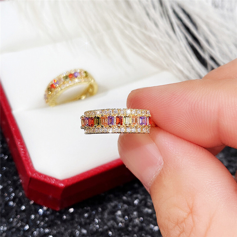 Huitani kullavärvi rõngaskõrvarõngad naistele Luksuslikud inkrusteeritud vikerkaare kuubikud tsirkooniumoksiidid Moodsad tüdrukud Moodsad kõrvatarvikud Kuumad ehted