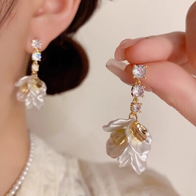 ZAKOL Korea moe imitatsioonist rippuvad kõrvarõngad valgest kristallist tsirkooniumoksiidist lilledega pruudi kõrvarõngaste peo aksessuaarid naistele
