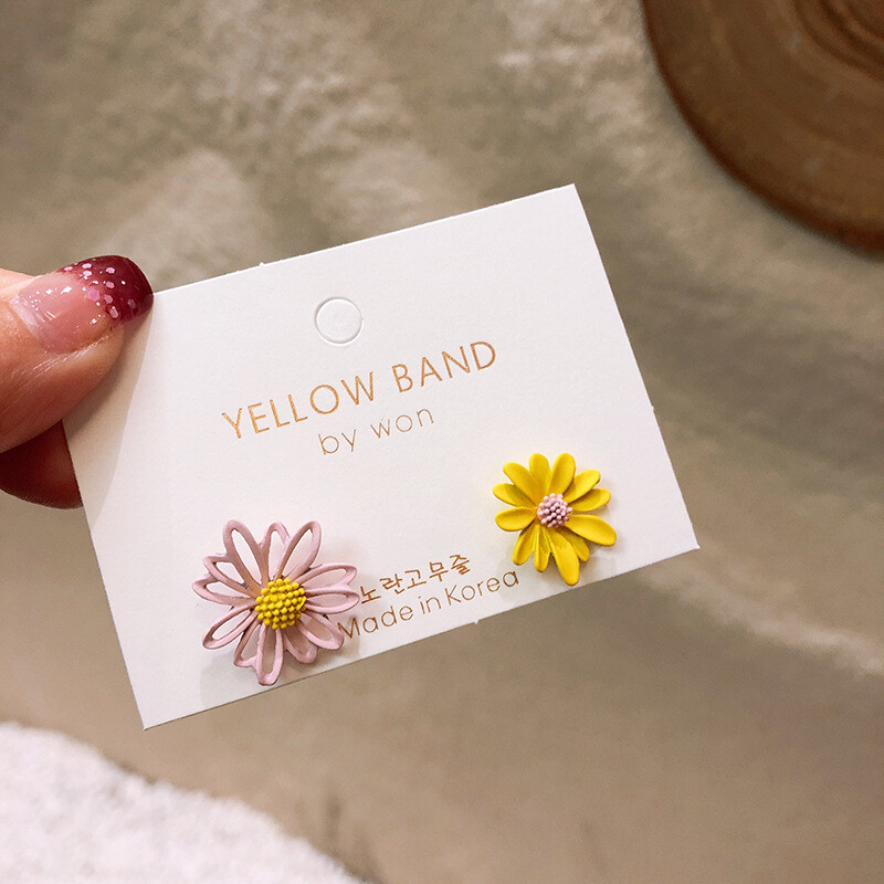 Margrietiņas ziedu auskari Asimetriski korejiešu rotaslietas, mīļi ziedi, mazi auskari sievietēm, 2022. gada jaunais modes saldais auskars