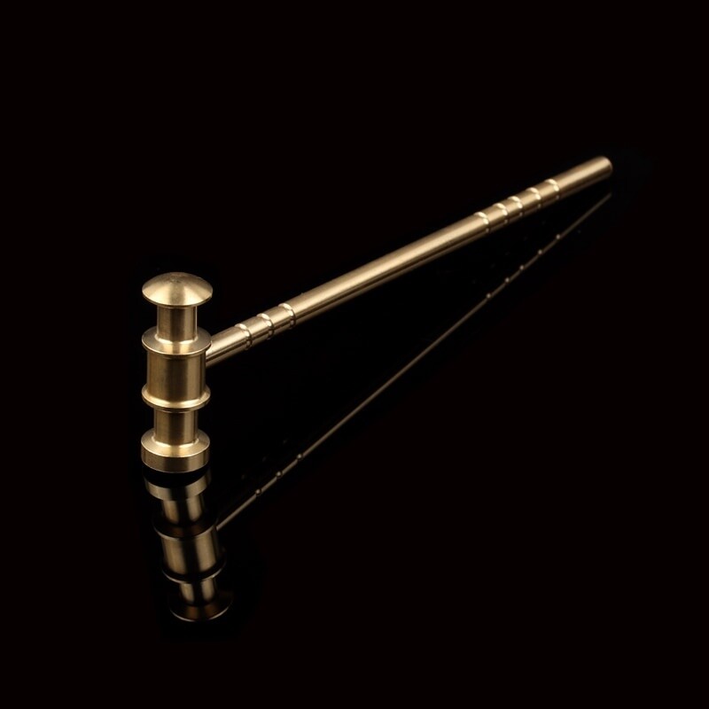 Mažas varinis plaktukas, daužantis graikinį riešutą, ranka žaidžiamas ornamentas laikrodis ir laikrodis, taisymas, mikro įrankių sauga