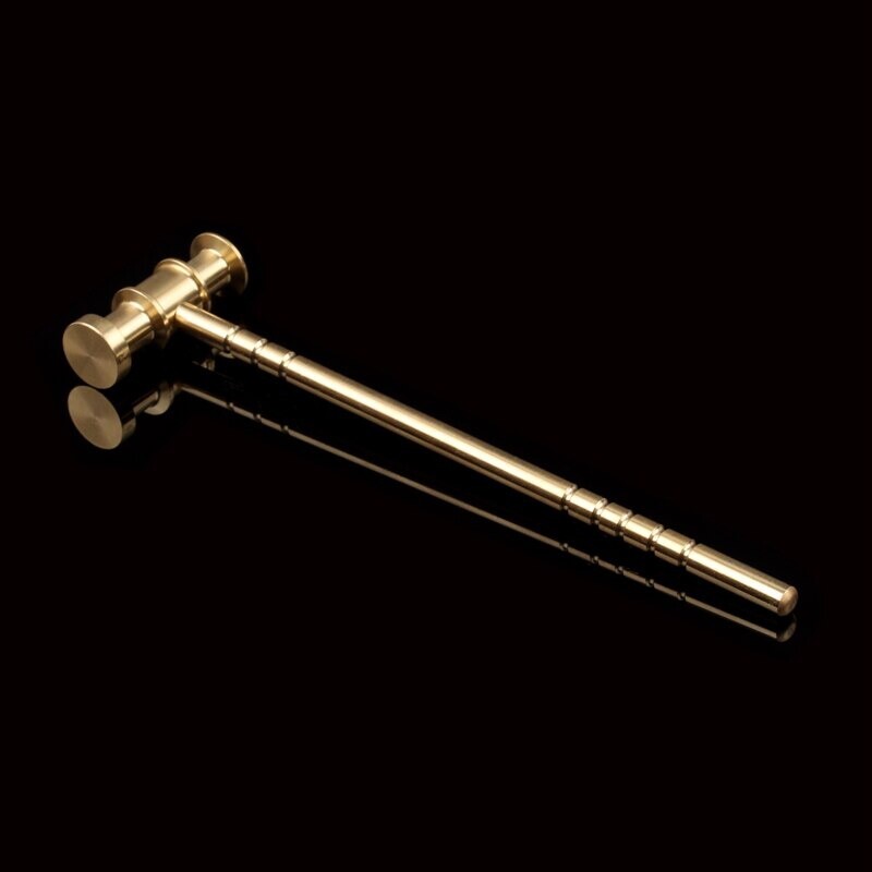 Mažas varinis plaktukas, daužantis graikinį riešutą, ranka žaidžiamas ornamentas laikrodis ir laikrodis, taisymas, mikro įrankių sauga