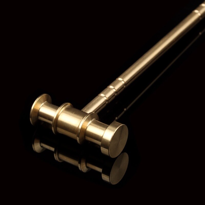 Mažas varinis plaktukas, daužantis graikinį riešutą, ranka žaidžiamas ornamentas laikrodis ir laikrodis, taisymas, mikro įrankių sauga