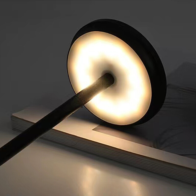 Elegantne kaasaegne põhjamaine lamepea raudne laualamp puutejuhtimispuldiga lauavalgusti öövalgustiga