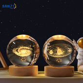 3D modelio šiltas šviesus krištolinis stiklinis rutulinis šviestuvas Medinis pagrindo naktinė lempa Stalinis dekoratyvinis šviestuvas, tinkantis prie stalinio naktinio staliuko