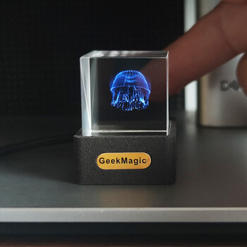 GeekMagic GIFTV Crystal Cube Photo Display Холографски работен плот Интелигентна метеорологична станция Цифров часовник с GIF анимации Албум