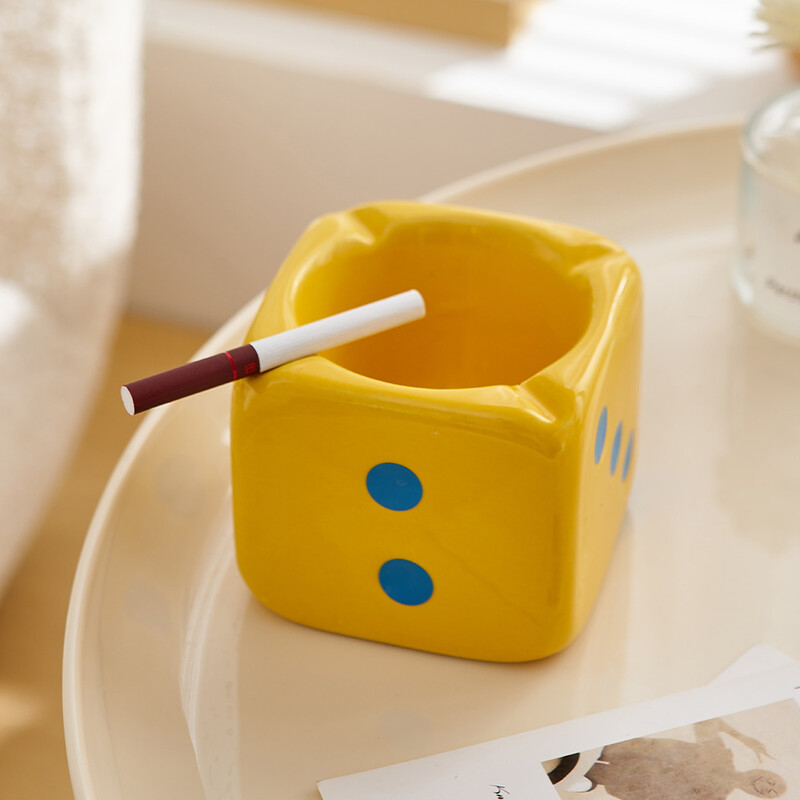 Procelain täringutega tuhatoos Moodne kodu Elutoa sisustus Kontori nõupidamisteruum Töölaua ornament Suitsetamistarvikud Tuhaalus Kingitus