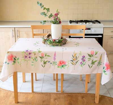 Väike värske ruudukujuline ristkülikukujuline laudlina, mis sobib köögilaua kaunistamiseks Lihtsas stiilis taimse laudlina kaunistuseks