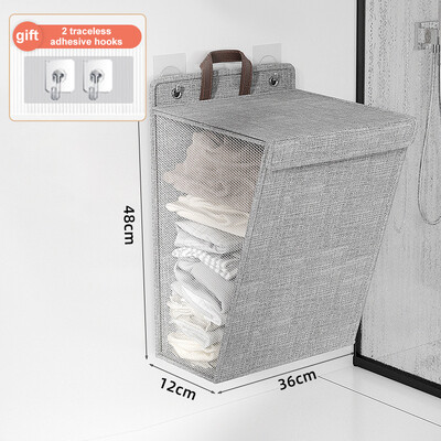 Didelės talpos pakabinamas skalbinių krepšelis prie sienos pakabinami drabužiai.