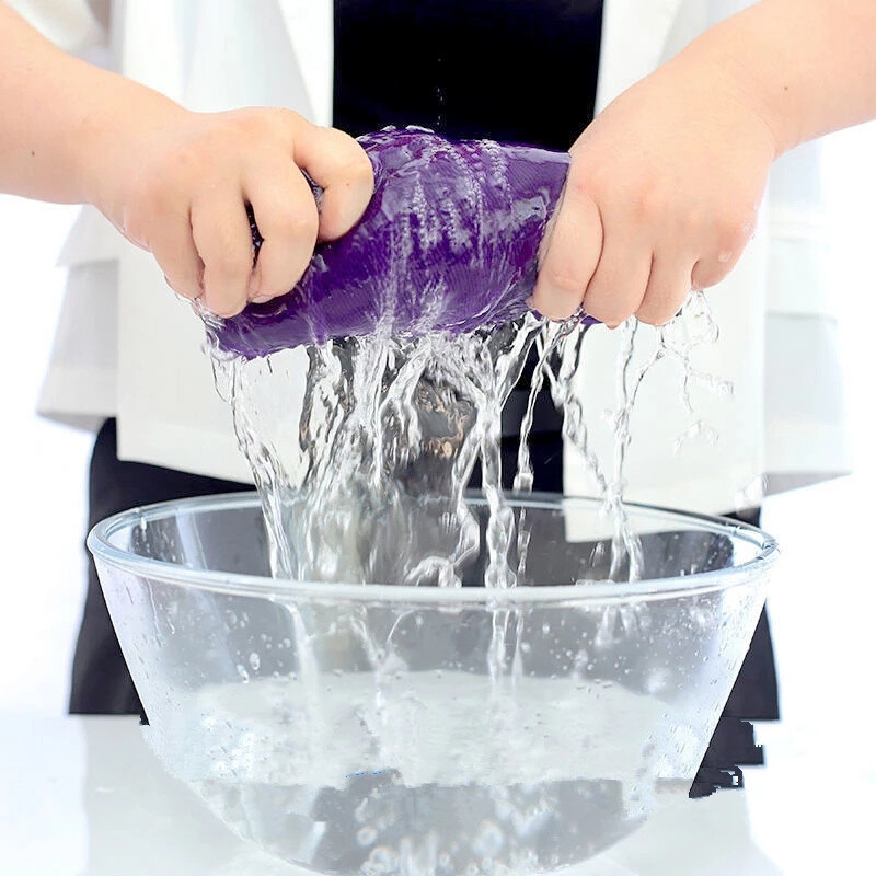 Padidinti ir sutirštinti mikropluošto rankšluostis, itin minkštas, itin sugeriantis ir greitai džiūstantis rankšluostis